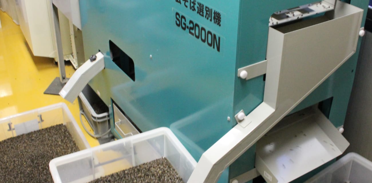 茨城製粉 工場内のそば選別機による選別作業の様子